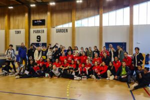 Photo de groupe avec les collégiens et les Paravolleyeuses du Canada