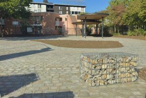 Le parvis de l'école des Dominos a été aménagé pour plus de sécurité et de confort