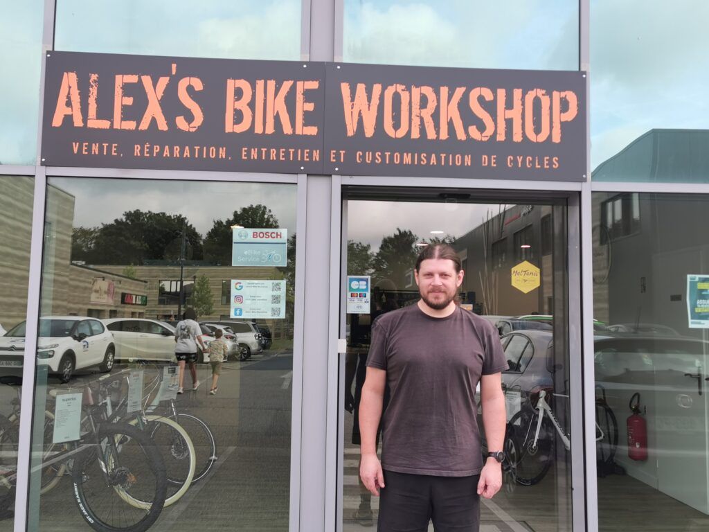 C’est une toute nouvelle offre à Val-de-Reuil. Une boutique de vente de vélos et atelier de réparation vient en effet de s’ouvrir dans le centre commercial des Falaises. Les amoureux de cette mobilité à la fois douce et sportive pourront enfin se pourvoir localement auprès d’Alexandre Milesi, un passionné de mécanique et pratiquant assidu de la « Petite Reine ».