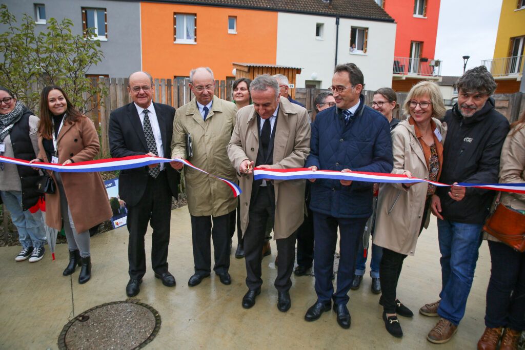Après de longs mois de travaux, le petit frère de l’écoquartier est enfin achevé ! De la réhabilitation énergétique à l'embellissement des espaces extérieurs, les habitants du quartier sont aux anges ! Du côté de la voie Frédégonde, c'est la résidence des Cascades qui a eu un coup de neuf !