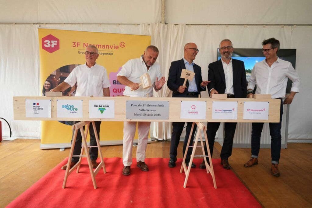 Ce mardi 26 août, à Val-de-Reuil, une étape fondatrice a été franchie sur le chantier de la future résidence Villa Serena avec la pose du premier plancher bois.