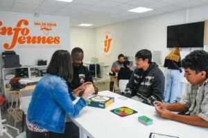 Ouvert en février, le Comptoir Info Jeunes de Val-de-Reuil s’est rapidement imposé comme un lieu incontournable pour la jeunesse rolivaloise et leurs familles.