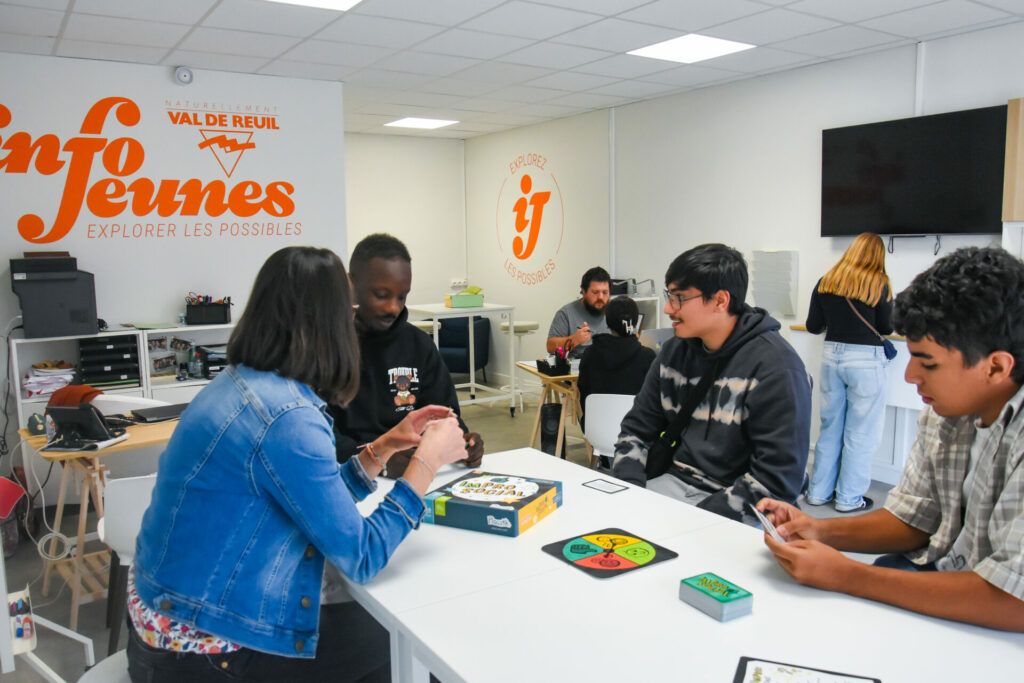 Ouvert en février, le Comptoir Info Jeunes de Val-de-Reuil s’est rapidement imposé comme un lieu incontournable pour la jeunesse rolivaloise et leurs familles.