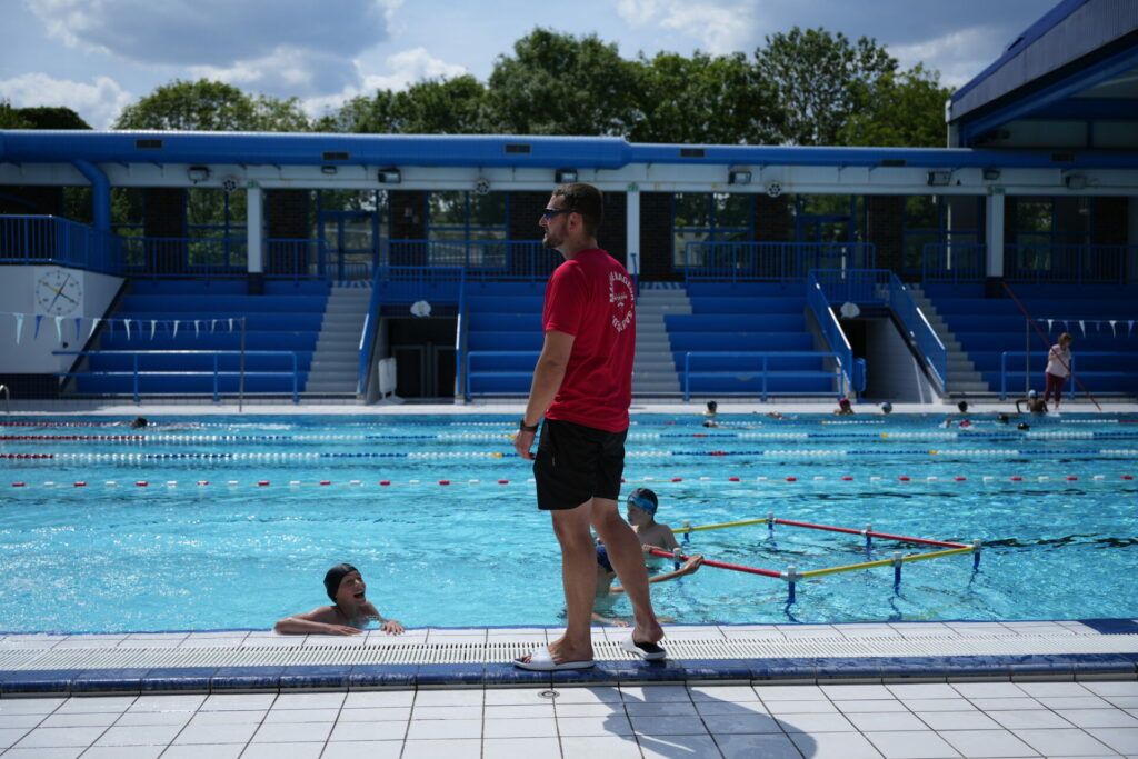 Depuis 2023, le dispositif gratuit “J’apprends à nager” s’impose comme un levier majeur d’apprentissage et de sécurité aquatique à Val-de-Reuil. Grâce à une offre élargie et un accompagnement attentif, de plus en plus d’enfants franchissent le pas.