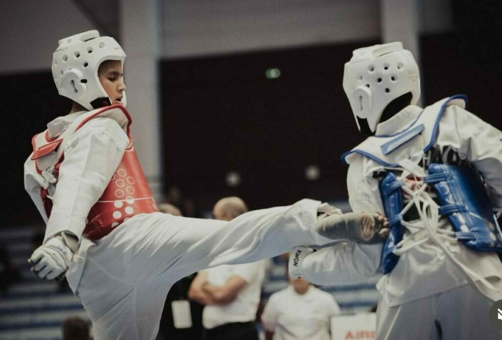 La Taekwondo Val-de-Reuil Cup sera au stade Jesse Owens les 18 et 19 octobre prochain. Une compétition spectaculaire portée par des passionnés, tel qu’Hassan Ikhrazzen, agent municipal et entraîneur investi auprès des jeunes talents.