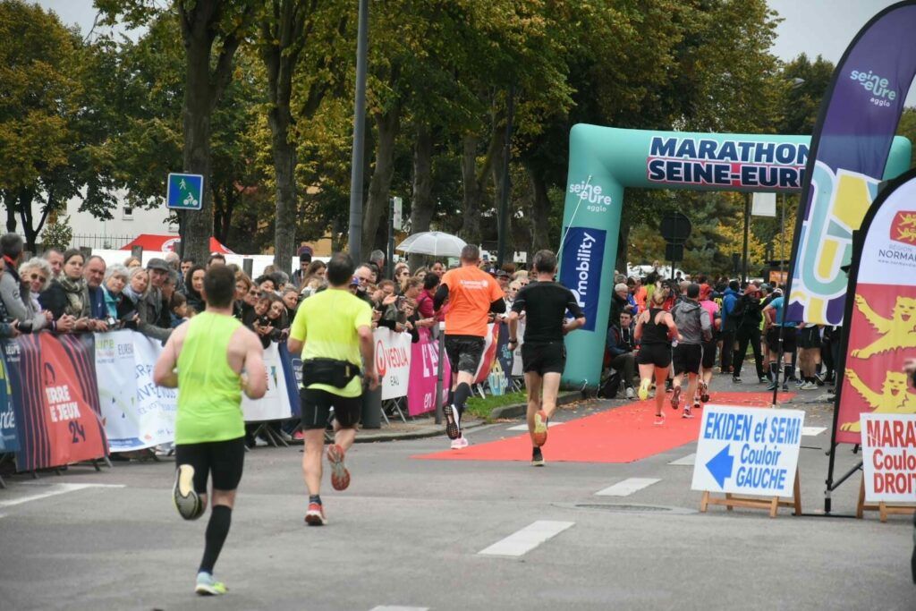 Dimanche 19 octobre, Val-de-Reuil célèbre la 20ᵉ édition du Marathon Seine-Eure, événement fédérateur devenu incontournable pour les passionnés de course.