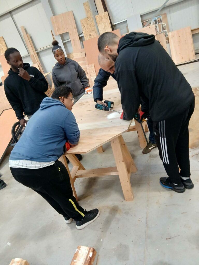 En construisant leur roulotte, les jeunes s'initient aux techniques de la menuiserie