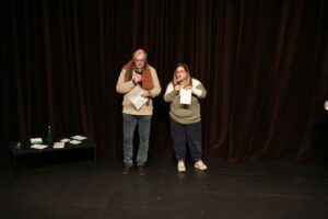 Jean Marc Llorens, président du jury et Aurélie Lefebvre, adjointe à la culture dévoilent les noms des lauréats