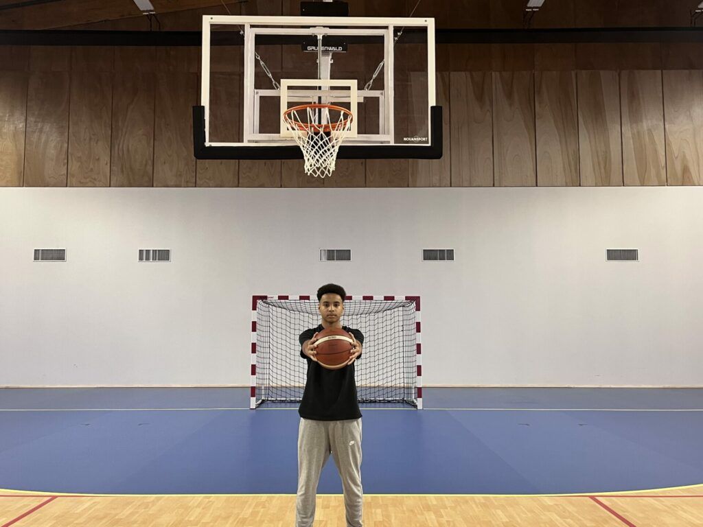À seulement 15 ans, Soan Fontaine a franchi une étape majeure de son parcours en intégrant, en septembre dernier, le centre de formation de l’ALM Évreux Basket, club où il évolue depuis ses 9 ans. Entre passion, travail quotidien et ambition assumée, Soan porte haut les couleurs de Val-de-Reuil.
