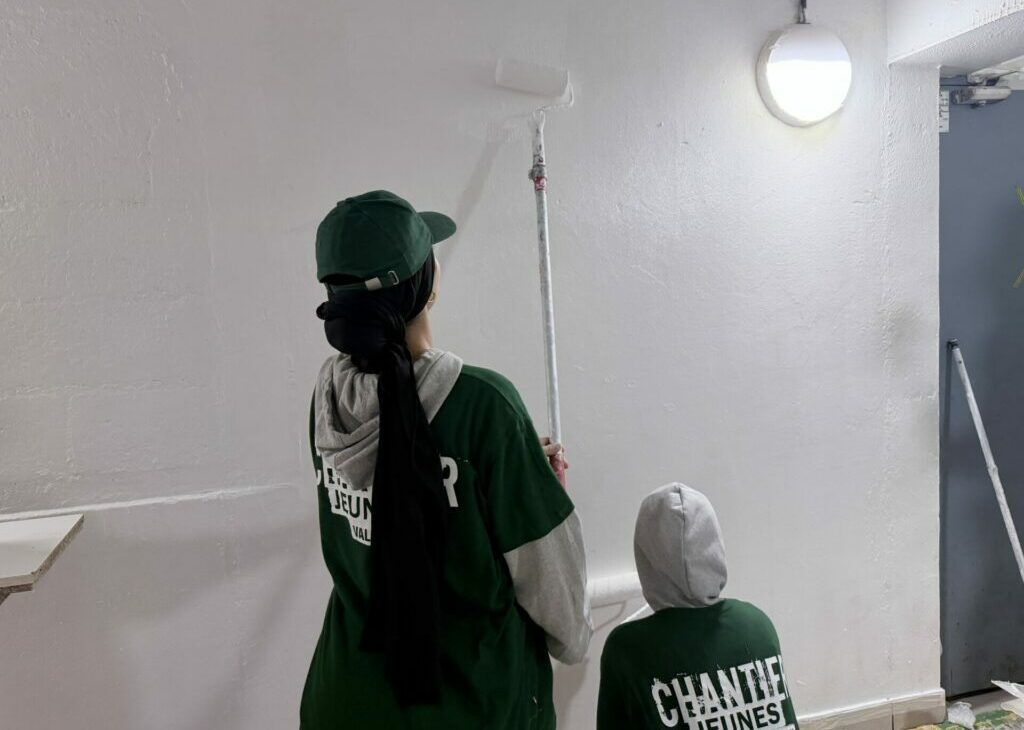 Durant ces vacances scolaires, les jeunes Rolivalois s’investissent dans des chantiers utiles à la collectivité afin d’embellir la Ville Nouvelle. Une expérience formatrice, à la fois humaine et professionnelle.