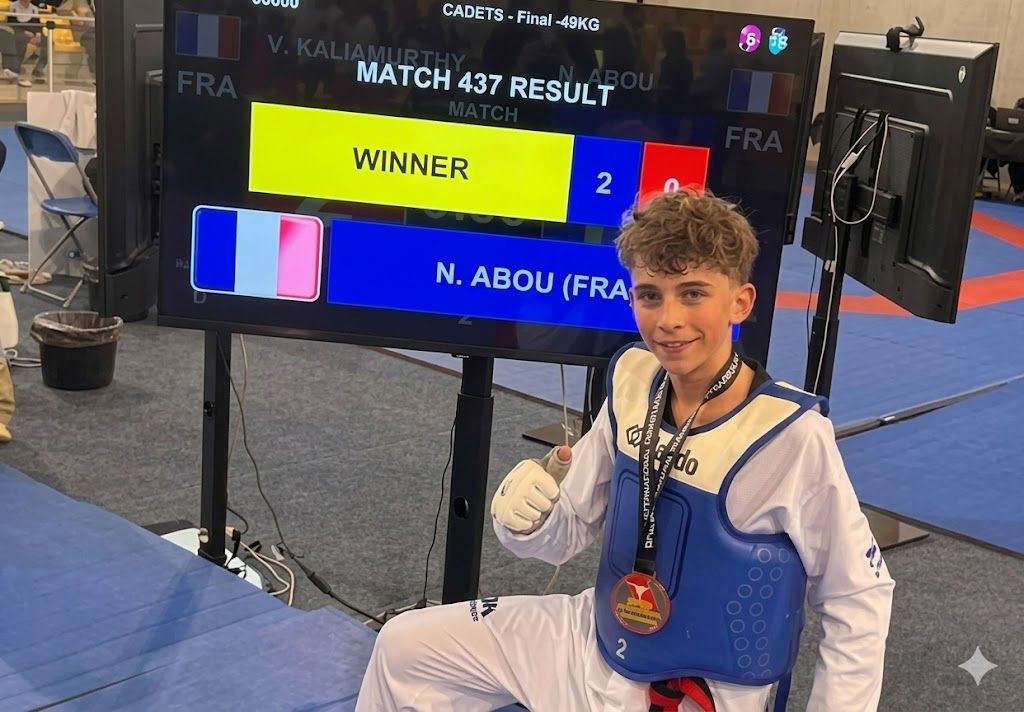 Originaire de la Martinique et désormais Rolivalois, Noé Abou s’est hissé en à peine un an parmi l’élite mondiale de sa catégorie. À seulement 13 ans, ce jeune athlète cadet de -49kg allie maturité et plaisir de la compétition, tout en gardant les pieds sur terre grâce à son entourage.