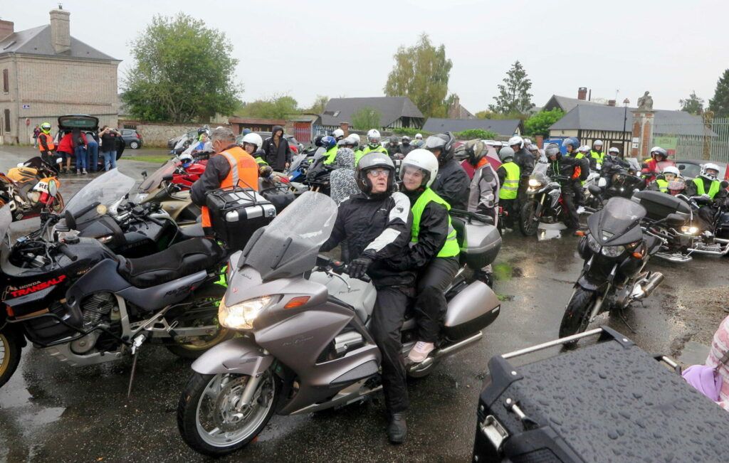 L’association EMDUJ, qui offre des promenades à moto à des personnes en situation de handicap, s’est installée à Val-de-Reuil en septembre dernier. Portée par son président Gérard Weibel, cette grande famille s'active pour préparer sa prochaine grande balade solidaire d'ici la rentrée.