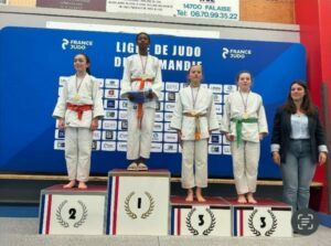 À seulement 11 ans, Aïra Niakaté a décroché le titre de championne de Normandie benjamine le 18 mai dernier à Falaise. Entre valeurs, respect et rigueur partagée en famille, c'est avec logique qu'Aïra a ramené cette médaille à Val-de-Reuil.