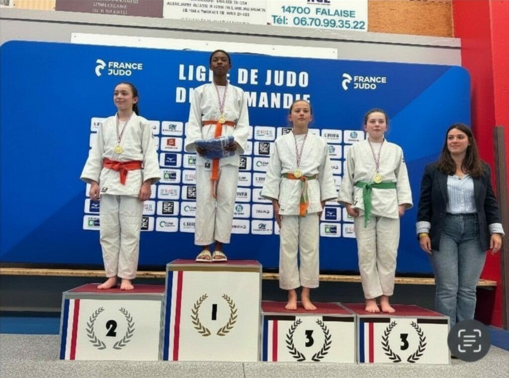 À seulement 11 ans, Aïra Niakaté a décroché le titre de championne de Normandie benjamine le 18 mai dernier à Falaise. Entre valeurs, respect et rigueur partagée en famille, c'est avec logique qu'Aïra a ramené cette médaille à Val-de-Reuil.