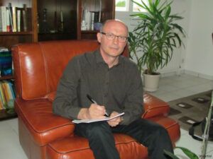Joueur de Scrabble depuis 40 ans, Yann Le Fur a poussé la porte du club de Scrabble de Val-de-Reuil en 2023. Désormais retraité, il a retrouvé l’adrénaline et la convivialité de la compétition. Portrait d'un passionné de mots pour qui le jeu est avant tout un précieux vecteur de lien social.