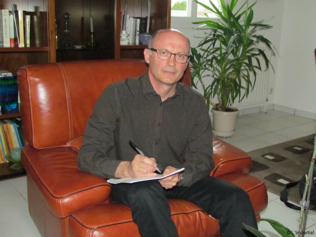 Joueur de Scrabble depuis 40 ans, Yann Le Fur a poussé la porte du club de Scrabble de Val-de-Reuil en 2023. Désormais retraité, il a retrouvé l’adrénaline et la convivialité de la compétition. Portrait d'un passionné de mots pour qui le jeu est avant tout un précieux vecteur de lien social.
