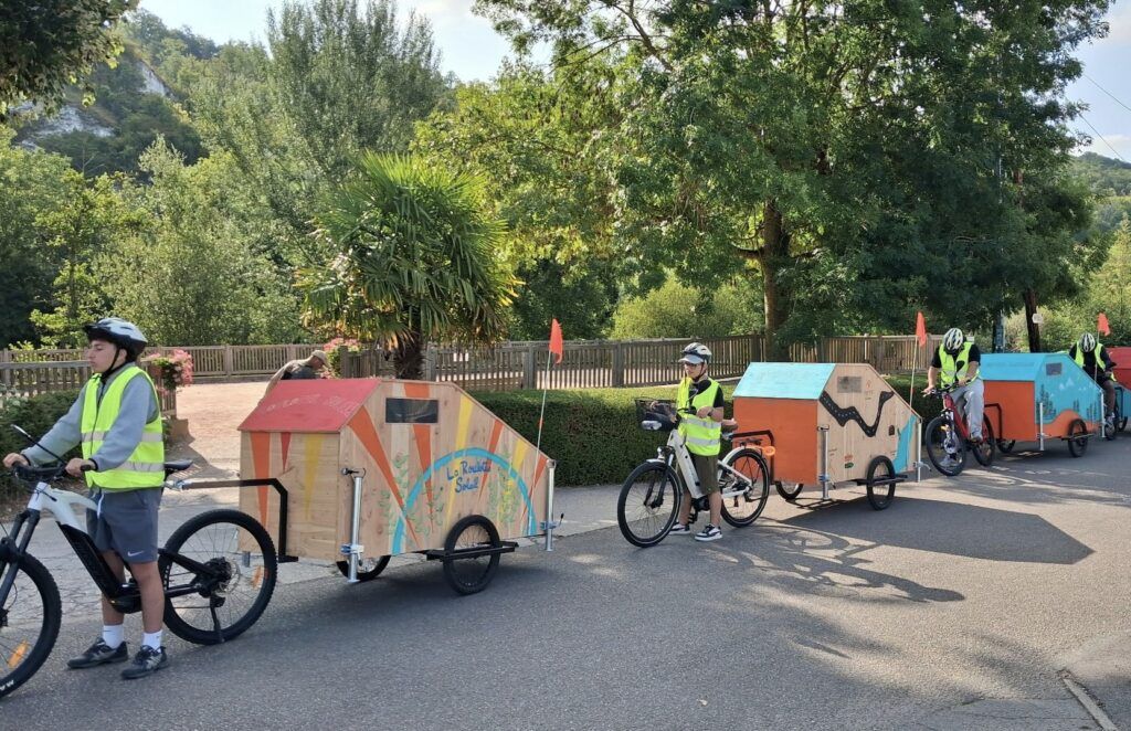 Les roulottes parcourent les routes du département tirées par des vélos