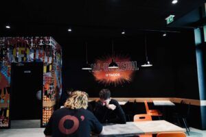 Décoration moderne et colorée dans le restaurant de 35 places assises